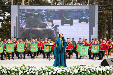 Xətai rayonunda hərbi-vətənpərvər mahnıların ifaçısı Şəmistan Əlizamanlının və Hərbi Orkestrin konsert proqramı təşkil olunub+VİDEO