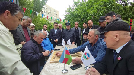 “Konstitusiya və Suverenlik İli” çərçivəsində Xətai rayonunda ağsaqqallar arasında nərd turniri təşkil olunub