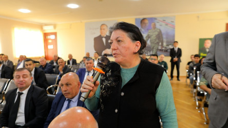 Rayon İcra Hakimiyyətinin başçısı 221 saylı tam orta məktəbdə vətəndaşlarla görüşdü