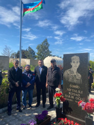 Xətai rayon İcra Hakimiyyətinin nümayəndələri Aprel döyüşləri şəhidlərinin məzarlarını ziyarət ediblər