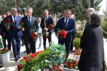 Rayon ictimaiyyəti 27 sentyabr -Anım Günündə şəhid məzarlarını ziyarət edib