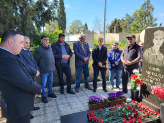 Xətai rayon İcra Hakimiyyətinin nümayəndələri Aprel döyüşləri şəhidlərinin məzarlarını ziyarət ediblər