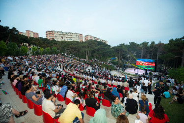 Xətai rayonunda Ümummilli lider Heydər Əliyevin 100 illik yubileyi və Milli Qurtuluş Günü münasibətilə möhtəşəm konsert proqramı və atəşfəşanlıq  təşkil olunub+VİDEO