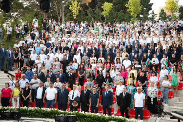 Xətai rayonunda Ümummilli lider Heydər Əliyevin 100 illik yubileyi və Milli Qurtuluş Günü münasibətilə möhtəşəm konsert proqramı və atəşfəşanlıq  təşkil olunub+VİDEO