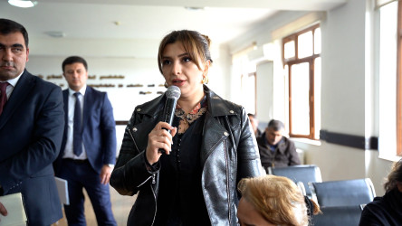 Rayon İcra Hakimiyyətinin başçısı 194 saylı tam orta məktəbdə vətəndaşlarla görüşdü