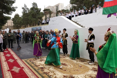 Xətai rayonunda  98 saylı orta məktəbdə Milli Qəhrəman İlqar Mirzəyevin büstünün açılışı olub