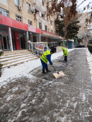 Xətai rayonunda yollar qardan təmizlənir