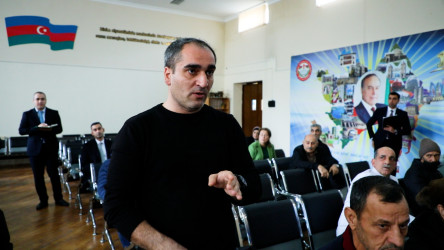 Rayon İcra Hakimiyyətinin başçısı 245 saylı tam orta məktəbdə vətəndaşlarla görüşüb