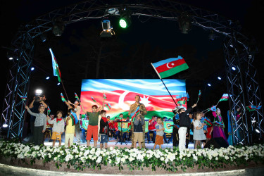 Xətai rayonunda hərbi-vətənpərvər mahnıların ifaçısı Şəmistan Əlizamanlının və Hərbi Orkestrin konsert proqramı təşkil olunub+VİDEO