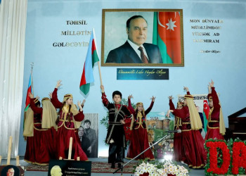 Xətai rayon məktəblərində Ulu Öndərin anadan olmasının 102-ci ildönümünə həsr olunmuş silsilə tədbirlər keçirilib