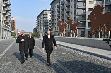 Bakı Ağ Şəhərin Mərkəzi Park Kvartalında bir sıra infrastruktur obyektlərinin inşası tamamlanıb.  Prezident İlham Əliyev görülən işlərlə tanış olub, Qarabağ Atları Kompleksinin təməlini qoyub