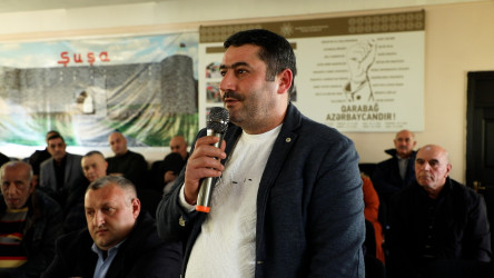 Rayon İcra Hakimiyyətinin başçısı 98 saylı tam orta məktəbdə vətəndaşlarla görüşüb