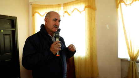 Rayon İcra Hakimiyyətinin başçısı 98 saylı tam orta məktəbdə vətəndaşlarla görüşüb