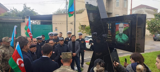 Antiterror şəhidi Əkbərov Şahid Natiq oğlunun doğum günündə xatirə lövhəsi ziyarət edilib