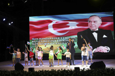 Xətai rayonunda Ulu Öndər Heydər Əliyevin ilk dəfə hakimiyyətə gəlməsinin 56-cı ildönümünə həsr olunmuş "Dahi" adlı konsert proqramı təşkil edilib+VİDEO