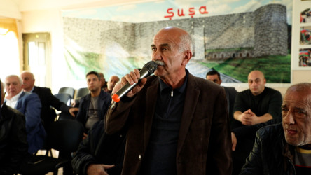 Rayon İcra Hakimiyyətinin başçısı 98 saylı tam orta məktəbdə vətəndaşlarla görüşüb