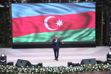 Xətai rayonunda Ümummilli lider Heydər Əliyevin anadan olmasının 102 illiyinə həsr olunmuş möhtəşəm konsert proqramı təşkil olunub