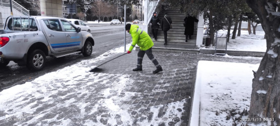 Xətai rayonunda yollar qardan təmizlənir