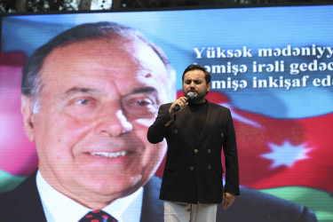 Xətai rayonunda Ulu Öndər Heydər Əliyevin ilk dəfə hakimiyyətə gəlməsinin 56-cı ildönümünə həsr olunmuş "Dahi" adlı konsert proqramı təşkil edilib+VİDEO