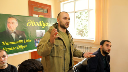 Rayon İcra Hakimiyyətinin başçısı 221 saylı tam orta məktəbdə vətəndaşlarla görüşdü