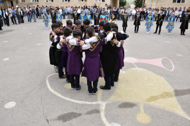 245 nömrəli məktəbdə Ulu Öndər Heydər Əliyevin 100 illik yubileyinə həsr olunmuş "Xalqa bağışlanan ömür " mövzusunda tədbir keçirildi