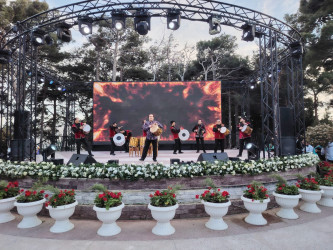 Xətai rayonunda Ümummilli lider Heydər Əliyevin anadan olmasının 102 illiyinə həsr olunmuş möhtəşəm konsert proqramı təşkil olunub