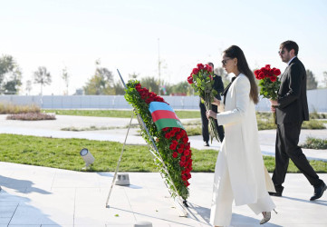 Azərbaycan Respublikasının Prezidenti cənab İlham Əliyev, birinci xanım Mehriban Əliyeva və oğulları Heydər Əliyev noyabrın 8-də Bakıda Zəfər parkının açılışında iştirak ediblər.