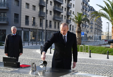 Bakı Ağ Şəhərin Mərkəzi Park Kvartalında bir sıra infrastruktur obyektlərinin inşası tamamlanıb.  Prezident İlham Əliyev görülən işlərlə tanış olub, Qarabağ Atları Kompleksinin təməlini qoyub