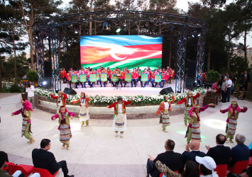 Xətai rayonunda hərbi-vətənpərvər mahnıların ifaçısı Şəmistan Əlizamanlının və Hərbi Orkestrin konsert proqramı təşkil olunub+VİDEO