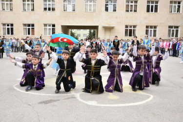 245 nömrəli məktəbdə Ulu Öndər Heydər Əliyevin 100 illik yubileyinə həsr olunmuş "Xalqa bağışlanan ömür " mövzusunda tədbir keçirildi