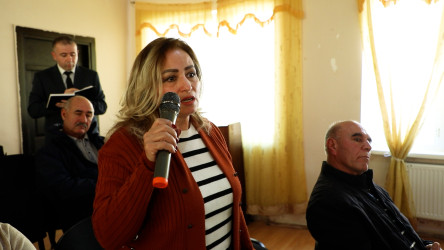 Rayon İcra Hakimiyyətinin başçısı 98 saylı tam orta məktəbdə vətəndaşlarla görüşüb