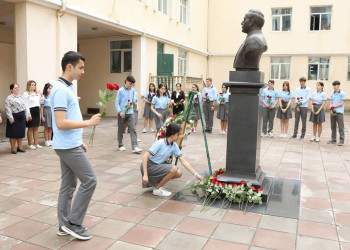 Xətai rayon məktəblərində Ulu Öndərin anadan olmasının 102-ci ildönümünə həsr olunmuş silsilə tədbirlər keçirilib