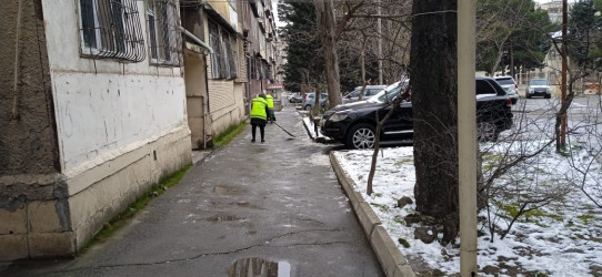 Xətai rayonunda yollar qardan təmizlənir