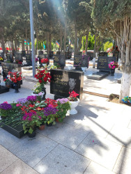 Xətai rayon İcra Hakimiyyətinin nümayəndələri Aprel döyüşləri şəhidlərinin məzarlarını ziyarət ediblər