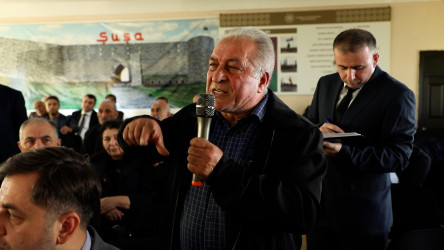 Rayon İcra Hakimiyyətinin başçısı 98 saylı tam orta məktəbdə vətəndaşlarla görüşüb