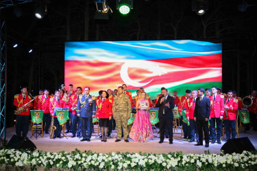 Xətai rayonunda hərbi-vətənpərvər mahnıların ifaçısı Şəmistan Əlizamanlının və Hərbi Orkestrin konsert proqramı təşkil olunub+VİDEO