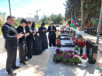 Xətai rayon İcra Hakimiyyətinin nümayəndələri Aprel döyüşləri şəhidlərinin məzarlarını ziyarət ediblər