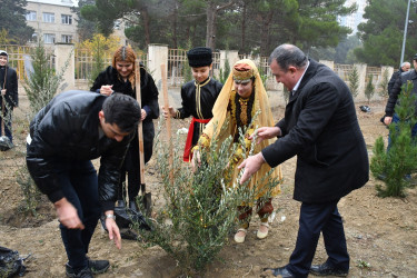 Humanitar Fənlər Təmayüllü liseydə və  M.Rüstəmov küçəsində Ümummili lider Heydər Əliyevin 100 illik yubileyinə həsr olunmuş növbəti ağacəkmə aksiyası keçirilib