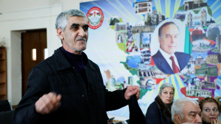 Rayon İcra Hakimiyyətinin başçısı 245 saylı tam orta məktəbdə vətəndaşlarla görüşüb