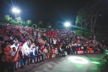 Xətai rayonunda inklüzivlliyi olan şəxslərin əl işlərindən ibarət sərgi-satış yarmarkası və konsert  proqramı təşkil olunub.