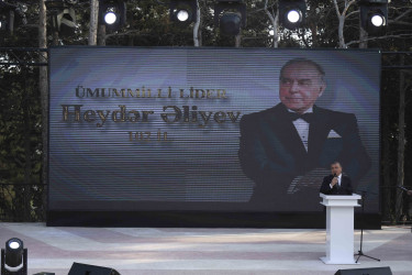 Xətai rayonunda Ümummilli lider Heydər Əliyevin anadan olmasının 102 illiyinə həsr olunmuş möhtəşəm konsert proqramı təşkil olunub