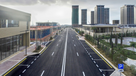 Bakı Ağ Şəhərin Mərkəzi Park Kvartalında bir sıra infrastruktur obyektlərinin inşası tamamlanıb.  Prezident İlham Əliyev görülən işlərlə tanış olub, Qarabağ Atları Kompleksinin təməlini qoyub