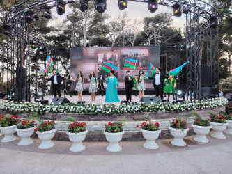 Xətai rayonunda Ümummilli lider Heydər Əliyevin anadan olmasının 102 illiyinə həsr olunmuş möhtəşəm konsert proqramı təşkil olunub