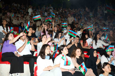 Xətai rayonunda Ümummilli lider Heydər Əliyevin 100 illik yubileyi və Milli Qurtuluş Günü münasibətilə möhtəşəm konsert proqramı və atəşfəşanlıq  təşkil olunub+VİDEO