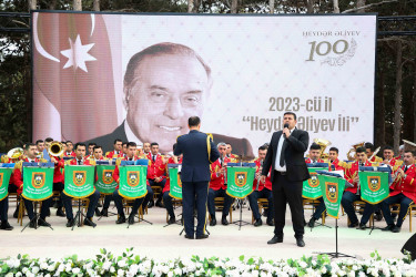 Xətai rayonunda hərbi-vətənpərvər mahnıların ifaçısı Şəmistan Əlizamanlının və Hərbi Orkestrin konsert proqramı təşkil olunub+VİDEO