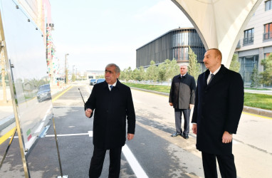 Bakı Ağ Şəhərin Mərkəzi Park Kvartalında bir sıra infrastruktur obyektlərinin inşası tamamlanıb.  Prezident İlham Əliyev görülən işlərlə tanış olub, Qarabağ Atları Kompleksinin təməlini qoyub