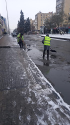 Xətai rayonunda yollar qardan təmizlənir