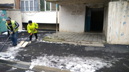 Xətai rayonunda yollar qardan təmizlənir