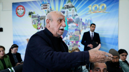 Rayon İcra Hakimiyyətinin başçısı 245 saylı tam orta məktəbdə vətəndaşlarla görüşüb