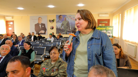 Rayon İcra Hakimiyyətinin başçısı 221 saylı tam orta məktəbdə vətəndaşlarla görüşdü